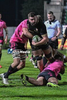 2023-12-16 - Contrast with ankle tap during the EPCR CHALLENGE CUP match between Benetton Rugby and USAP Perpignan on 16 December 2023 at Stadio Monigo in Treviso, Italy - BENETTON RUGBY VS USAP - CHALLENGE CUP - RUGBY