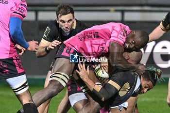 2023-12-16 - Tackle of Alessandro Izekor, blind side flanker of Benetton, during the EPCR CHALLENGE CUP match between Benetton Rugby and USAP Perpignan on 16 December 2023 at Stadio Monigo in Treviso, Italy - BENETTON RUGBY VS USAP - CHALLENGE CUP - RUGBY