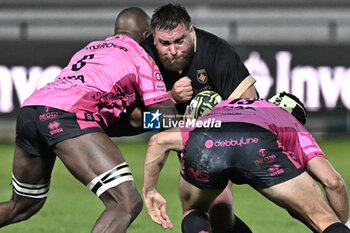 2023-12-16 - Tackle of Alessandro Izekor, blind side flanker of Benetton, during the EPCR CHALLENGE CUP match between Benetton Rugby and USAP Perpignan on 16 December 2023 at Stadio Monigo in Treviso, Italy - BENETTON RUGBY VS USAP - CHALLENGE CUP - RUGBY