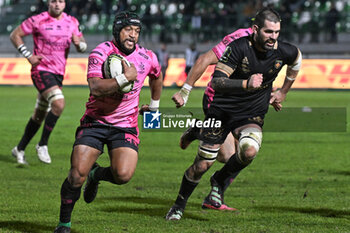 2023-12-16 - Attack of Rino Smith, full back of Benetton Rugby, during the EPCR CHALLENGE CUP match between Benetton Rugby and USAP Perpignan on 16 December 2023 at Stadio Monigo in Treviso, Italy - BENETTON RUGBY VS USAP - CHALLENGE CUP - RUGBY
