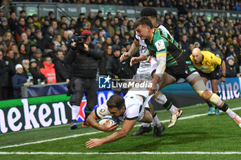 2023-12-15 - Toulon full back Melvyn Jaminet (15) scores a try during the Champions Cup, rugby union match between Northampton Saints and RC Toulon on 15 December 2023 at Franklins Gardens in Northampton, England - RUGBY - CHAMPIONS CUP - NORTHAMPTON V TOULON - CHAMPIONS CUP - RUGBY