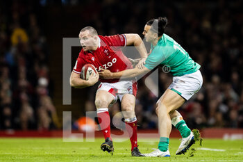 04/02/2023 - Ken Owens of Wales is tackled by James Lowe of Ireland during the Six Nations 2023, rugby union match between Wales and Ireland on February 4, 2023 at Millenium Stadium in Cardiff, Wales - RUGBY - SIX NATIONS 2023 - WALES V IRELAND - 6 NAZIONI - RUGBY