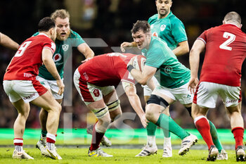 04/02/2023 - Peter O'Mahony of Ireland breaks the tackle of Adam Beard of Wales during the Six Nations 2023, rugby union match between Wales and Ireland on February 4, 2023 at Millenium Stadium in Cardiff, Wales - RUGBY - SIX NATIONS 2023 - WALES V IRELAND - 6 NAZIONI - RUGBY