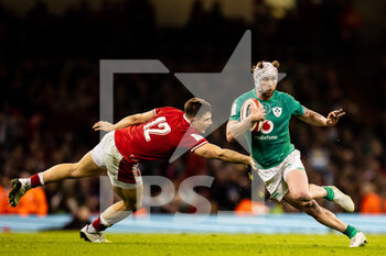04/02/2023 - Mack Hansen of Ireland evades the tackle of Joe Hawkins of Wales during the Six Nations 2023, rugby union match between Wales and Ireland on February 4, 2023 at Millenium Stadium in Cardiff, Wales - RUGBY - SIX NATIONS 2023 - WALES V IRELAND - 6 NAZIONI - RUGBY