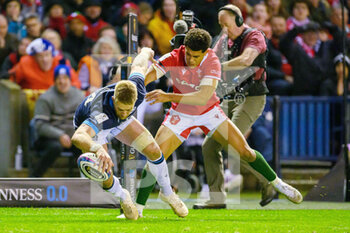 11/02/2023 - Kyle Steyn of Scotland scores in the corner despite the efforts of Rio Dyer of Wales during the Six Nations 2023, rugby union match between Scotland and Wales on February 11, 2023 at BT Murrayfield Stadium in Edinburgh, Scotland - RUGBY - SIX NATIONS 2023 - SCOTLAND V WALES - 6 NAZIONI - RUGBY