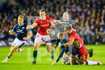 11/02/2023 - Finn Russell of Scotland tries to offload the ball but is blocked by George North of Wales during the Six Nations 2023, rugby union match between Scotland and Wales on February 11, 2023 at BT Murrayfield Stadium in Edinburgh, Scotland - RUGBY - SIX NATIONS 2023 - SCOTLAND V WALES - 6 NAZIONI - RUGBY
