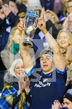 11/02/2023 - Winning captain, Jamie Ritchie of Scotland lifts The Doddie Weir Cup, after the final whistle of the Six Nations 2023, rugby union match between Scotland and Wales on February 11, 2023 at BT Murrayfield Stadium in Edinburgh, Scotland - RUGBY - SIX NATIONS 2023 - SCOTLAND V WALES - 6 NAZIONI - RUGBY