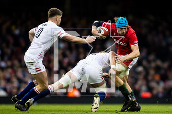 25/02/2023 - Justin Tipuric of Wales is tackled by Ollie Chessum of England during the Six Nations 2023 rugby union match between Wales and England on 25 February 2023 at Principality Stadium in Cardiff, Wales - RUGBY - SIX NATIONS 2023 - WALES V ENGLAND - 6 NAZIONI - RUGBY
