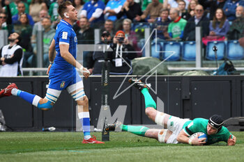 25/02/2023 - James Ryan of Ireland scores a try despite the efforts of Federico Ruzza during the Six Nations 2023 rugby union match between Italy and Ireland on February 25, 2023 at Stadio Olimpico in Rome, Italy - RUGBY - SIX NATIONS 2023 - ITALY V IRELAND - 6 NAZIONI - RUGBY
