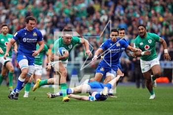 2023-02-25 - Hugo Kennan of Ireland runs in a try during the Six Nations 2023 rugby union match between Italy and Ireland on February 25, 2023 at Stadio Olimpico in Rome, Italy - RUGBY - SIX NATIONS 2023 - ITALY V IRELAND - SIX NATIONS - RUGBY