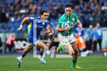 25/02/2023 - Hugo Kennan of Ireland runs in a try chased by Ange Capuozzo of Italy during the Six Nations 2023 rugby union match between Italy and Ireland on February 25, 2023 at Stadio Olimpico in Rome, Italy - RUGBY - SIX NATIONS 2023 - ITALY V IRELAND - 6 NAZIONI - RUGBY