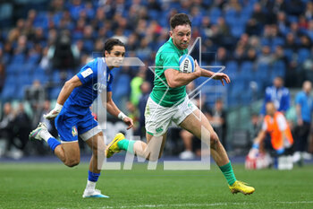 25/02/2023 - Hugo Keenan of Ireland runs in a try chased by Ange Capuozzo of Italy during the Six Nations 2023 rugby union match between Italy and Ireland on February 25, 2023 at Stadio Olimpico in Rome, Italy - RUGBY - SIX NATIONS 2023 - ITALY V IRELAND - 6 NAZIONI - RUGBY