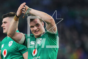 25/02/2023 - Josh van der Flier of Ireland greets his supporters at the end of the Six Nations 2023 rugby union match between Italy and Ireland on February 25, 2023 at Stadio Olimpico in Rome, Italy - RUGBY - SIX NATIONS 2023 - ITALY V IRELAND - 6 NAZIONI - RUGBY