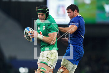 25/02/2023 - Ryan Baird of Ireland (L) wins lineout ball during the Six Nations 2023 rugby union match between Italy and Ireland on February 25, 2023 at Stadio Olimpico in Rome, Italy - RUGBY - SIX NATIONS 2023 - ITALY V IRELAND - 6 NAZIONI - RUGBY