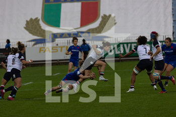 2023-03-26 - Italian player is tackled by french player - 2023 WOMEN'S - ITALY VS FRANCE - SIX NATIONS - RUGBY