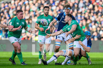 12/03/2023 - Jack Conan of Ireland offloads to Tadhg Furlong of Ireland during the Six Nations 2023 rugby union match between Scotland and Ireland on 12 March 2023 at BT Murrayfield in Edinburgh, Scotland - RUGBY - SIX NATIONS 2023 - SCOTLAND V IRELAND - 6 NAZIONI - RUGBY
