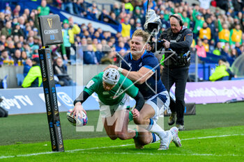 12/03/2023 - Mack Hansen of Ireland scores a try despite Duhan van der Merwe of Scotland during the Six Nations 2023 rugby union match between Scotland and Ireland on 12 March 2023 at BT Murrayfield in Edinburgh, Scotland - RUGBY - SIX NATIONS 2023 - SCOTLAND V IRELAND - 6 NAZIONI - RUGBY