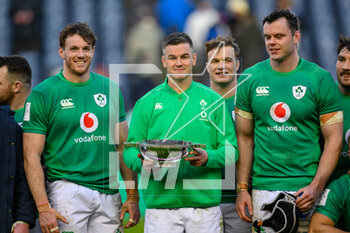 12/03/2023 - Winning captain, Johnny Sexton of Ireland with the Centenary Quaich after the Six Nations 2023 rugby union match between Scotland and Ireland on 12 March 2023 at BT Murrayfield in Edinburgh, Scotland - RUGBY - SIX NATIONS 2023 - SCOTLAND V IRELAND - 6 NAZIONI - RUGBY