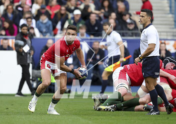 18/03/2023 - Rhys Webb of Wales, Referee Nic Berry of Australia during the Six Nations 2023 rugby union match between France and Wales on March 18, 2023 at Stade de France in Saint-Denis near Paris, France - RUGBY - SIX NATIONS 2023 - FRANCE V WALES - 6 NAZIONI - RUGBY