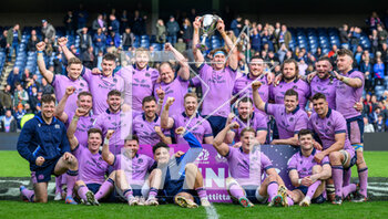 2023-03-18 - The victorious Scotland team with The Cuttitta Cup after the Six Nations 2023 rugby union match between Scotland and Italy on 18 March 2023 at the BT Murrayfield Stadium in Edinburgh, Scotland - RUGBY - SIX NATIONS 2023 - SCOTLAND V ITALY - SIX NATIONS - RUGBY