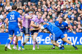 2023-03-18 - Duhan van der Merwe of Scotland tries to break the tackle of Federico Zani of Italy during the Six Nations 2023 rugby union match between Scotland and Italy on 18 March 2023 at the BT Murrayfield Stadium in Edinburgh, Scotland - RUGBY - SIX NATIONS 2023 - SCOTLAND V ITALY - SIX NATIONS - RUGBY