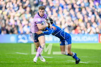 2023-03-18 - Huw Jones of Scotland tries to break the tackle of Simone Gesi of Italy during the Six Nations 2023 rugby union match between Scotland and Italy on 18 March 2023 at the BT Murrayfield Stadium in Edinburgh, Scotland - RUGBY - SIX NATIONS 2023 - SCOTLAND V ITALY - SIX NATIONS - RUGBY