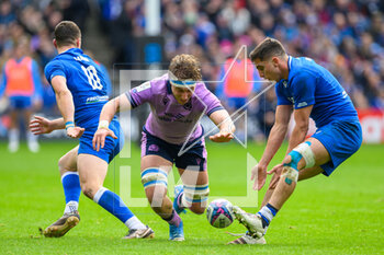 2023-03-18 - Jamie Ritchie of Scotland dives for the ball ahead of Alessandro Fusco of Italy during the Six Nations 2023 rugby union match between Scotland and Italy on 18 March 2023 at the BT Murrayfield Stadium in Edinburgh, Scotland - RUGBY - SIX NATIONS 2023 - SCOTLAND V ITALY - SIX NATIONS - RUGBY