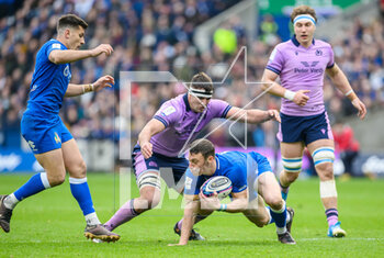 2023-03-18 - Sam Skinner of Scotland looks to tackles Paolo Garbisi of Italy during the Six Nations 2023 rugby union match between Scotland and Italy on 18 March 2023 at the BT Murrayfield Stadium in Edinburgh, Scotland - RUGBY - SIX NATIONS 2023 - SCOTLAND V ITALY - SIX NATIONS - RUGBY