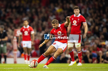 2023-08-05 - Sam Costelow of Wales kicks a penalty during the Summer Nations Series 2023, rugby union match between Wales and England on 5 August 2023 at Millenium Stadium in Cardiff, Wales - RUGBY - SUMMER NATIONS SERIES 2023 - WALES V ENGLAND - TEST MATCH - RUGBY
