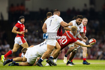 2023-08-05 - Sam Costelow of Wales offloads during the Summer Nations Series 2023, rugby union match between Wales and England on 5 August 2023 at Millenium Stadium in Cardiff, Wales - RUGBY - SUMMER NATIONS SERIES 2023 - WALES V ENGLAND - TEST MATCH - RUGBY