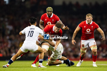 2023-08-05 - Will Rowlands of Wales under pressure from Marcus Smith of England during the Summer Nations Series 2023, rugby union match between Wales and England on 5 August 2023 at Millenium Stadium in Cardiff, Wales - RUGBY - SUMMER NATIONS SERIES 2023 - WALES V ENGLAND - TEST MATCH - RUGBY