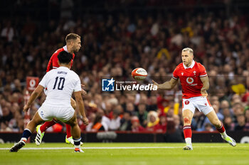 2023-08-05 - Gareth Davies of Wales passes to with team-mate Max Llewellyn during the Summer Nations Series 2023, rugby union match between Wales and England on 5 August 2023 at Millenium Stadium in Cardiff, Wales - RUGBY - SUMMER NATIONS SERIES 2023 - WALES V ENGLAND - TEST MATCH - RUGBY