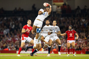 2023-08-05 - Joe Cokanasiga of England goes for the high ball during the Summer Nations Series 2023, rugby union match between Wales and England on 5 August 2023 at Millenium Stadium in Cardiff, Wales - RUGBY - SUMMER NATIONS SERIES 2023 - WALES V ENGLAND - TEST MATCH - RUGBY