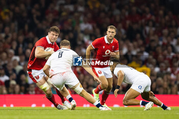 2023-08-05 - Will Rowlands of Wales under pressure from Alex Dombrandt of England during the Summer Nations Series 2023, rugby union match between Wales and England on 5 August 2023 at Millenium Stadium in Cardiff, Wales - RUGBY - SUMMER NATIONS SERIES 2023 - WALES V ENGLAND - TEST MATCH - RUGBY