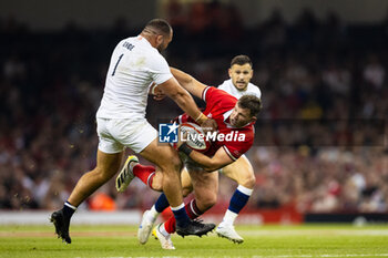 2023-08-05 - Elliot Dee of Wales is tackled by Ellis Genge of England during the Summer Nations Series 2023, rugby union match between Wales and England on 5 August 2023 at Millenium Stadium in Cardiff, Wales - RUGBY - SUMMER NATIONS SERIES 2023 - WALES V ENGLAND - TEST MATCH - RUGBY