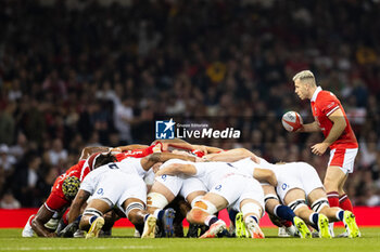 2023-08-05 - Gareth Davies of Wales at the scrum during the Summer Nations Series 2023, rugby union match between Wales and England on 5 August 2023 at Millenium Stadium in Cardiff, Wales - RUGBY - SUMMER NATIONS SERIES 2023 - WALES V ENGLAND - TEST MATCH - RUGBY