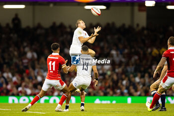 2023-08-05 - Max Malins of England goes for the high ball during the Summer Nations Series 2023, rugby union match between Wales and England on 5 August 2023 at Millenium Stadium in Cardiff, Wales - RUGBY - SUMMER NATIONS SERIES 2023 - WALES V ENGLAND - TEST MATCH - RUGBY