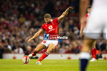 2023-08-05 - Leigh Halfpenny of Wales kicks a penalty during the Summer Nations Series 2023, rugby union match between Wales and England on 5 August 2023 at Millenium Stadium in Cardiff, Wales - RUGBY - SUMMER NATIONS SERIES 2023 - WALES V ENGLAND - TEST MATCH - RUGBY