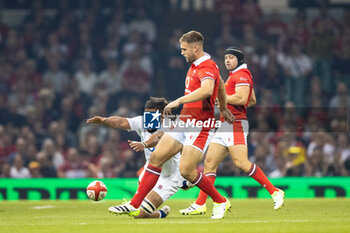2023-08-05 - Lewis Ludlam of England under pressure from Max Llewellyn of Wales during the Summer Nations Series 2023, rugby union match between Wales and England on 5 August 2023 at Millenium Stadium in Cardiff, Wales - RUGBY - SUMMER NATIONS SERIES 2023 - WALES V ENGLAND - TEST MATCH - RUGBY