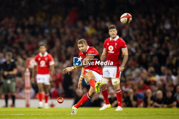 2023-08-05 - Leigh Halfpenny of Wales kicks a penalty during the Summer Nations Series 2023, rugby union match between Wales and England on 5 August 2023 at Millenium Stadium in Cardiff, Wales - RUGBY - SUMMER NATIONS SERIES 2023 - WALES V ENGLAND - TEST MATCH - RUGBY