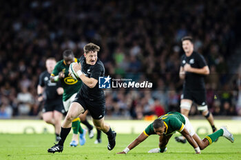 2023-08-25 - Cam Roigard of New Zealand breaks to score during the Qatar Airways Cup, International Friendly rugby union match between New Zealand and South Africa on 25 August 2023 at Twickenham stadium in London, England - RUGBY - FRIENDLY GAME - NEW ZEALAND V SOUTH AFRICA - TEST MATCH - RUGBY