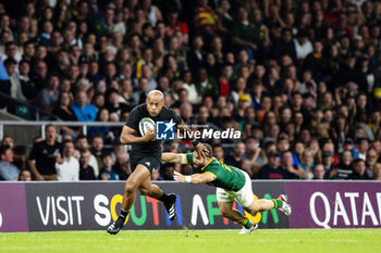 2023-08-25 - Mark Telea of New Zealand evades the tackle of Cobus Reinach of South Africa during the Qatar Airways Cup, International Friendly rugby union match between New Zealand and South Africa on 25 August 2023 at Twickenham stadium in London, England - RUGBY - FRIENDLY GAME - NEW ZEALAND V SOUTH AFRICA - TEST MATCH - RUGBY