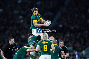 2023-08-25 - Eben Etzebeth of South Africa claims the lineout during the Qatar Airways Cup, International Friendly rugby union match between New Zealand and South Africa on 25 August 2023 at Twickenham stadium in London, England - RUGBY - FRIENDLY GAME - NEW ZEALAND V SOUTH AFRICA - TEST MATCH - RUGBY