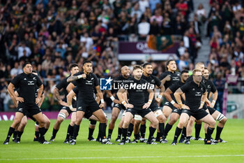 2023-08-25 - New Zealand perform the Haka before the Qatar Airways Cup, International Friendly rugby union match between New Zealand and South Africa on 25 August 2023 at Twickenham stadium in London, England - RUGBY - FRIENDLY GAME - NEW ZEALAND V SOUTH AFRICA - TEST MATCH - RUGBY