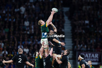2023-08-25 - Pieter-Steph du Toit of South Africa claims the lineout during the Qatar Airways Cup, International Friendly rugby union match between New Zealand and South Africa on 25 August 2023 at Twickenham stadium in London, England - RUGBY - FRIENDLY GAME - NEW ZEALAND V SOUTH AFRICA - TEST MATCH - RUGBY