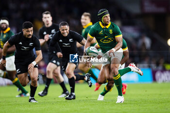 2023-08-25 - Kurt-Lee Arendse of South Africa breaks to score his sides second try during the Qatar Airways Cup, International Friendly rugby union match between New Zealand and South Africa on 25 August 2023 at Twickenham stadium in London, England - RUGBY - FRIENDLY GAME - NEW ZEALAND V SOUTH AFRICA - TEST MATCH - RUGBY