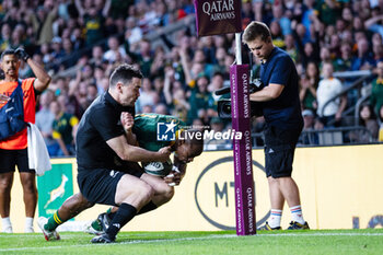 2023-08-25 - Makazole Mapimpi of South Africa is tackled by Will Jordan of New Zealand during the Qatar Airways Cup, International Friendly rugby union match between New Zealand and South Africa on 25 August 2023 at Twickenham stadium in London, England - RUGBY - FRIENDLY GAME - NEW ZEALAND V SOUTH AFRICA - TEST MATCH - RUGBY