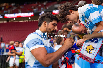 2023-08-26 - Rodrigo Bruni (Argentina) meets the fans at the end of the rugby match between national teams of Spain and Argentina (los Pumas) played at Estadio Civitas Metropolitano on August 26, 2023 in Madrid, Spain - RUGBY 2023: SPAIN VS ARGENTINA - TEST MATCH - RUGBY