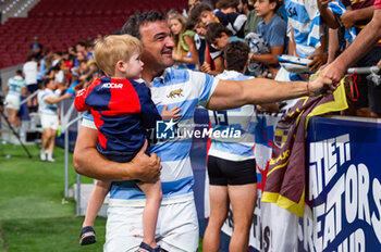 2023-08-26 - Agustin Creevy (Argentina) meets the fans at the end of the rugby match between national teams of Spain and Argentina (los Pumas) played at Estadio Civitas Metropolitano on August 26, 2023 in Madrid, Spain - RUGBY 2023: SPAIN VS ARGENTINA - TEST MATCH - RUGBY