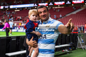 2023-08-26 - Agustin Creevy (Argentina) with his son meets the fans at the end of the rugby match between national teams of Spain and Argentina (los Pumas) played at Estadio Civitas Metropolitano on August 26, 2023 in Madrid, Spain - RUGBY 2023: SPAIN VS ARGENTINA - TEST MATCH - RUGBY